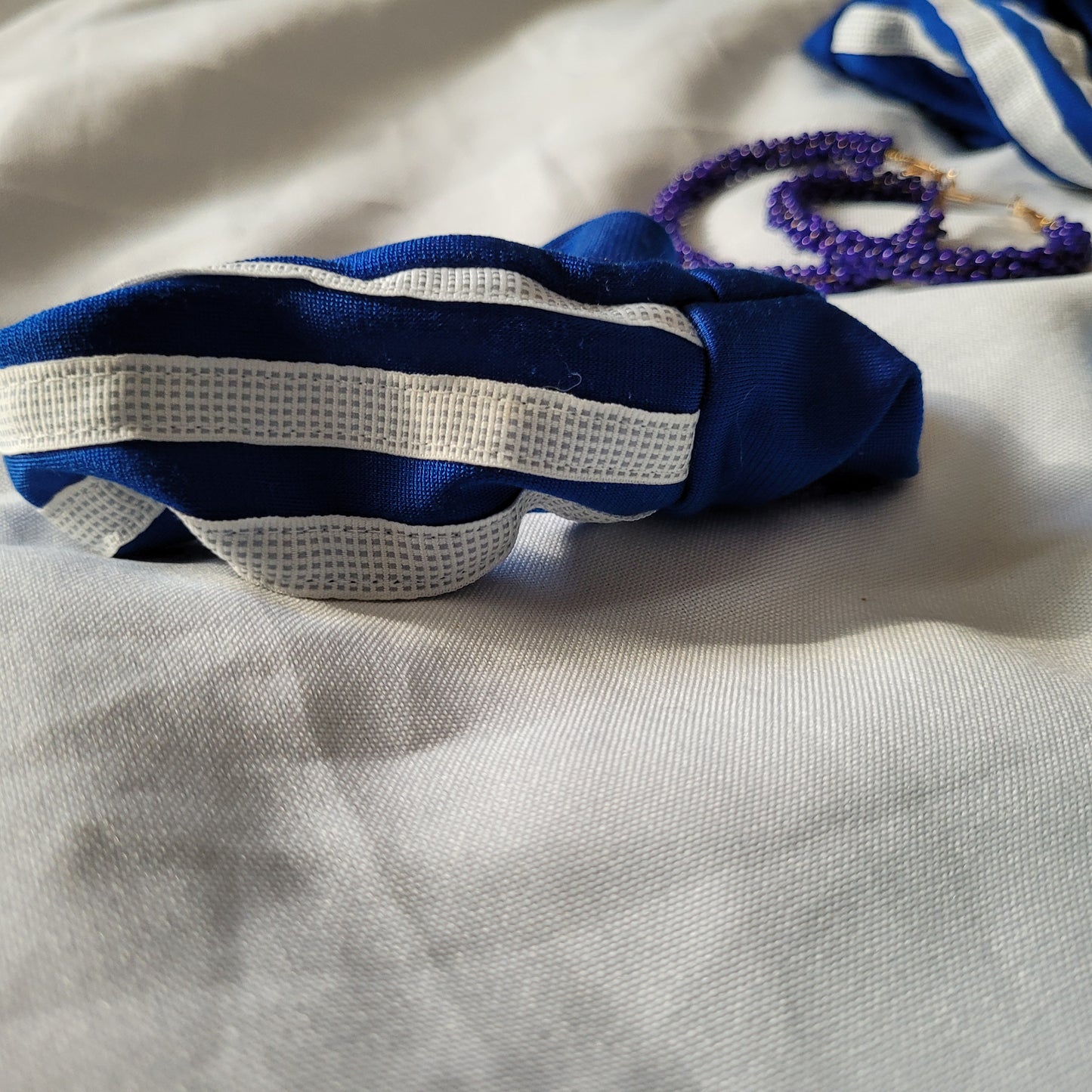 Chouchou Adidas bleu et blanc upcyclé