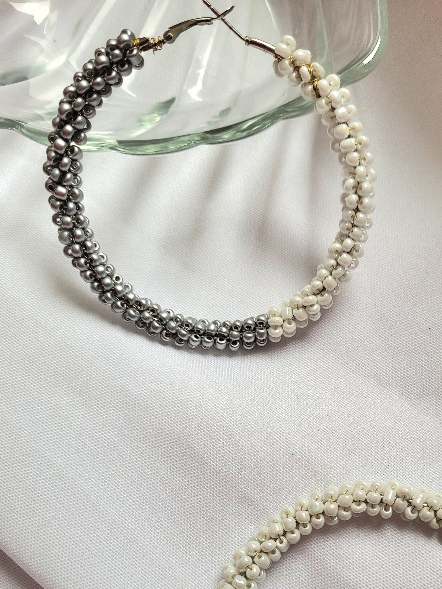 Créoles Mina Bicolore gris et blanc 7 cm