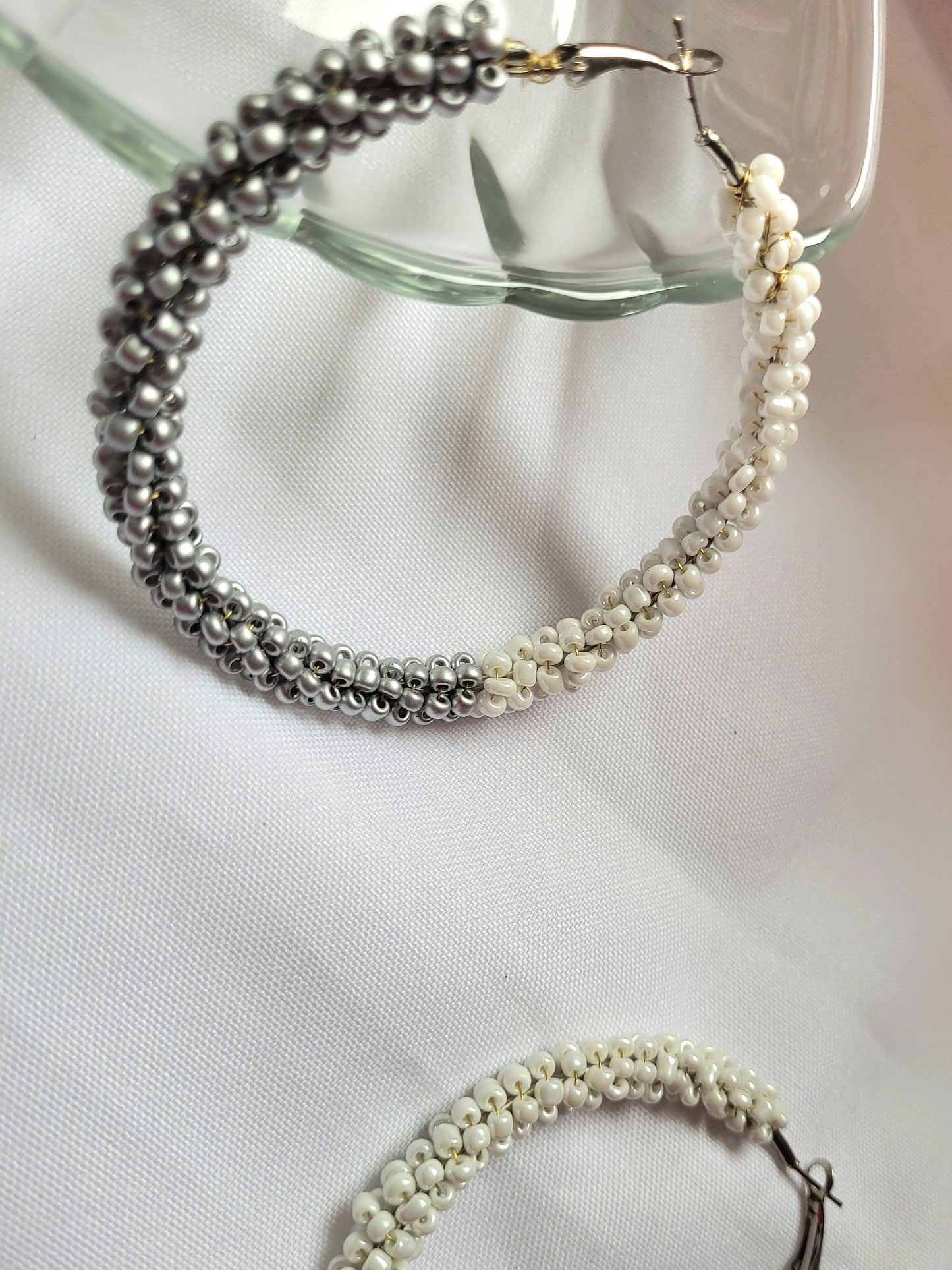 Créoles Mina Bicolore gris et blanc 7 cm