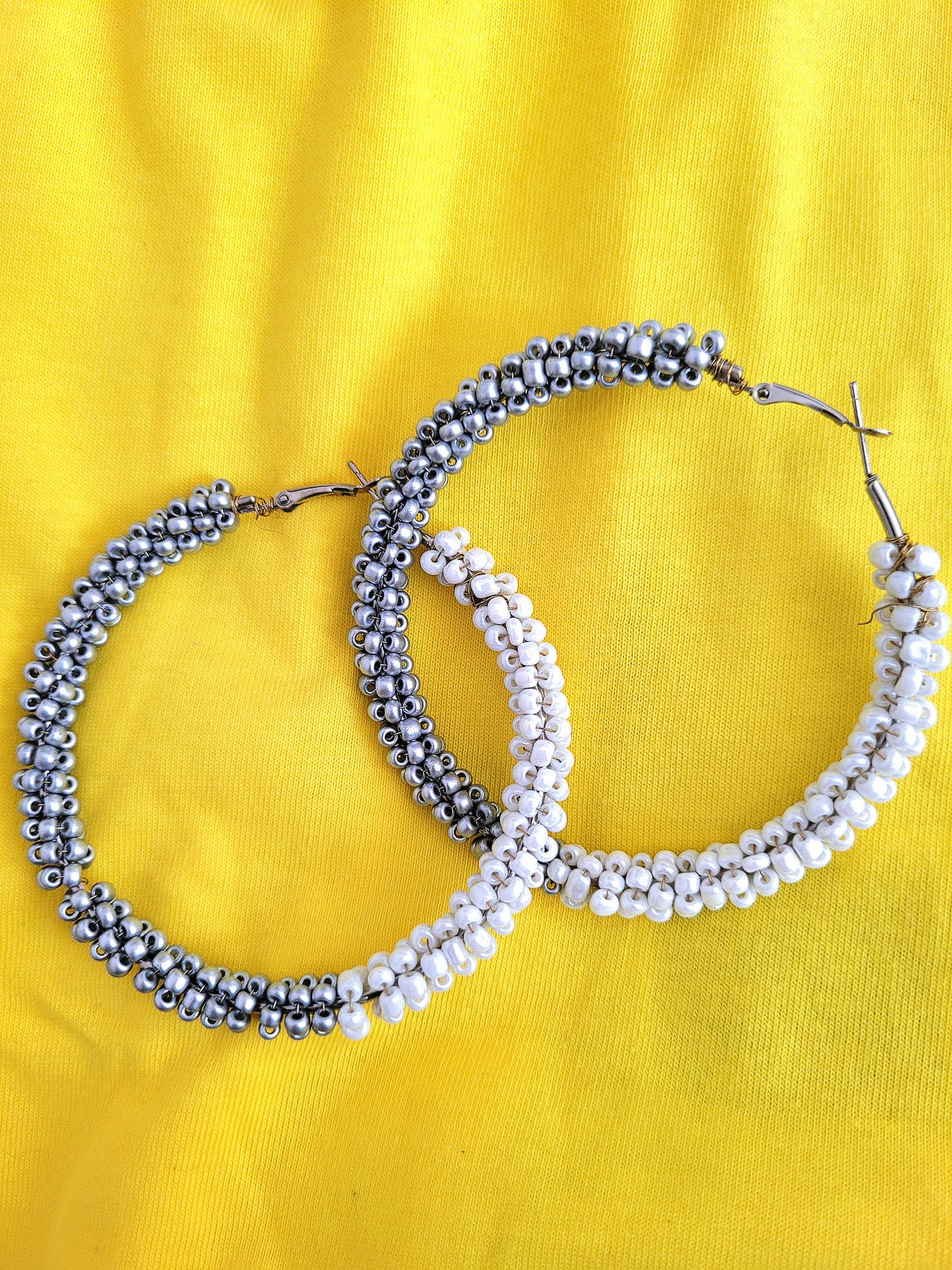 Créoles Mina Bicolore gris et blanc 7 cm