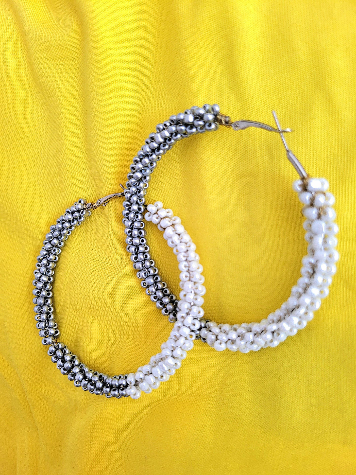 Créoles Mina Bicolore gris et blanc 7 cm
