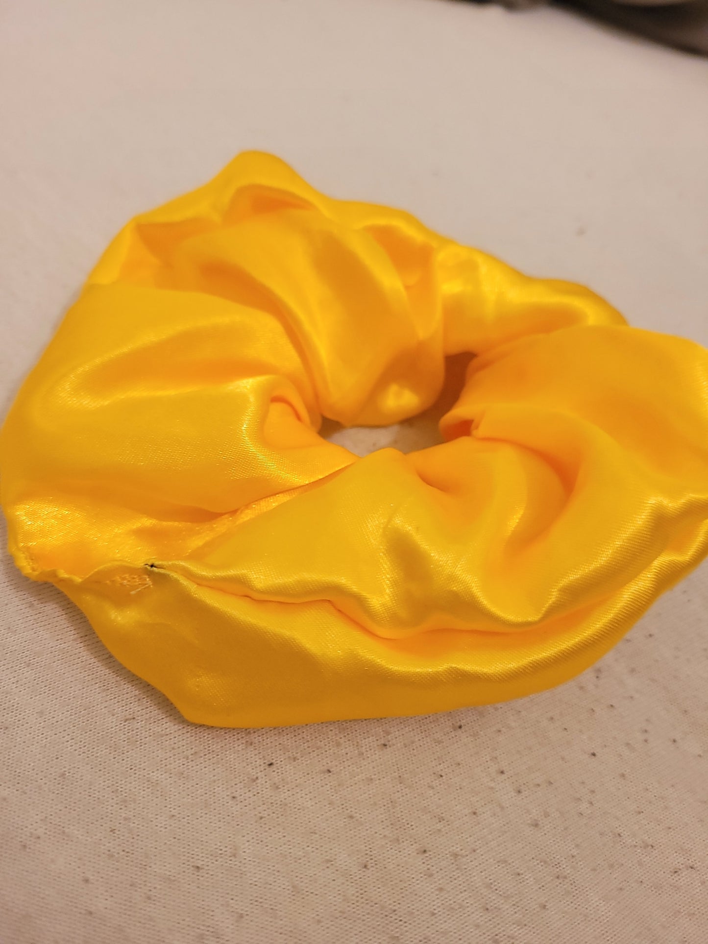 Mini Chouchou jaune satiné