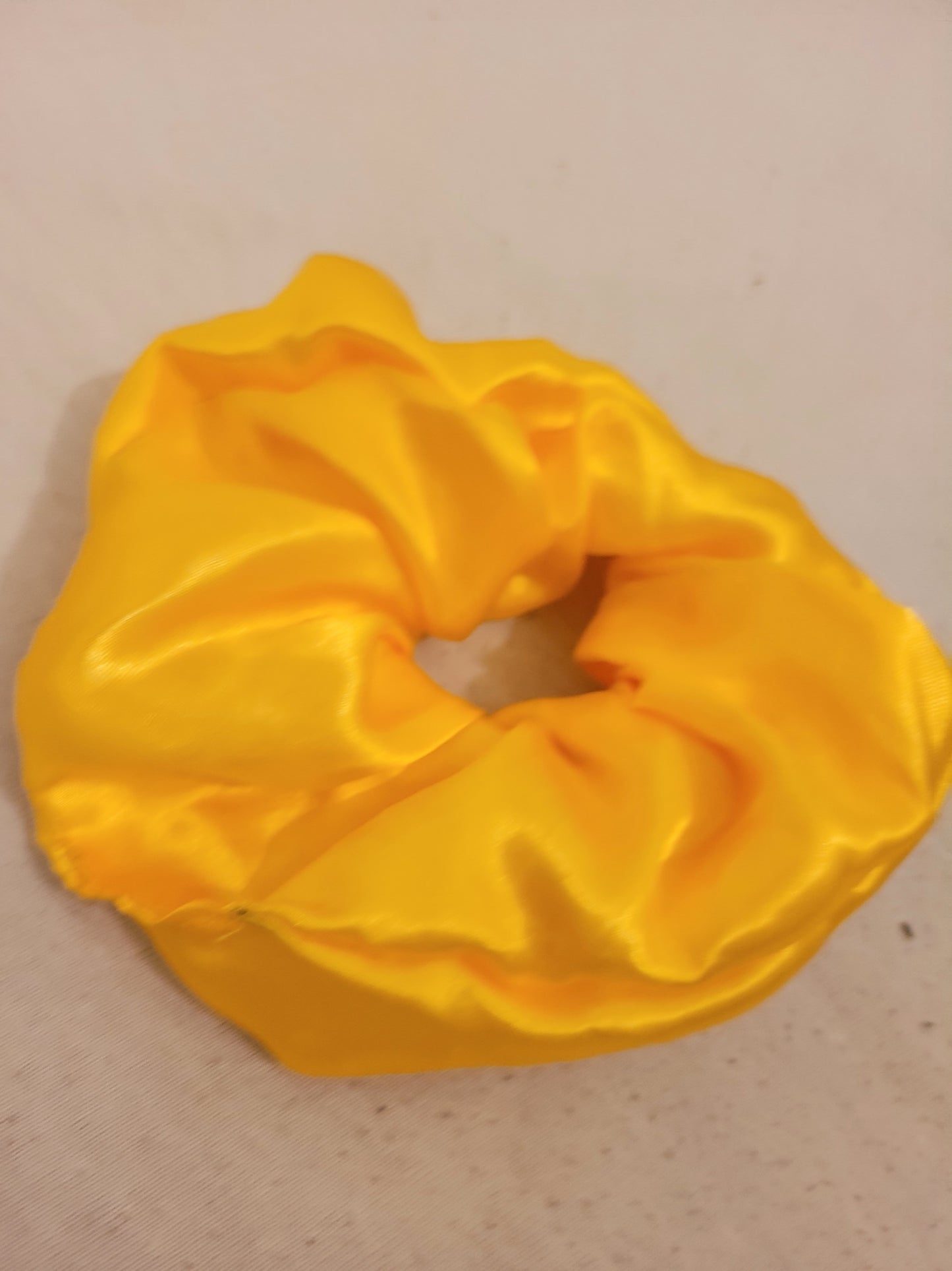 Mini Chouchou jaune satiné