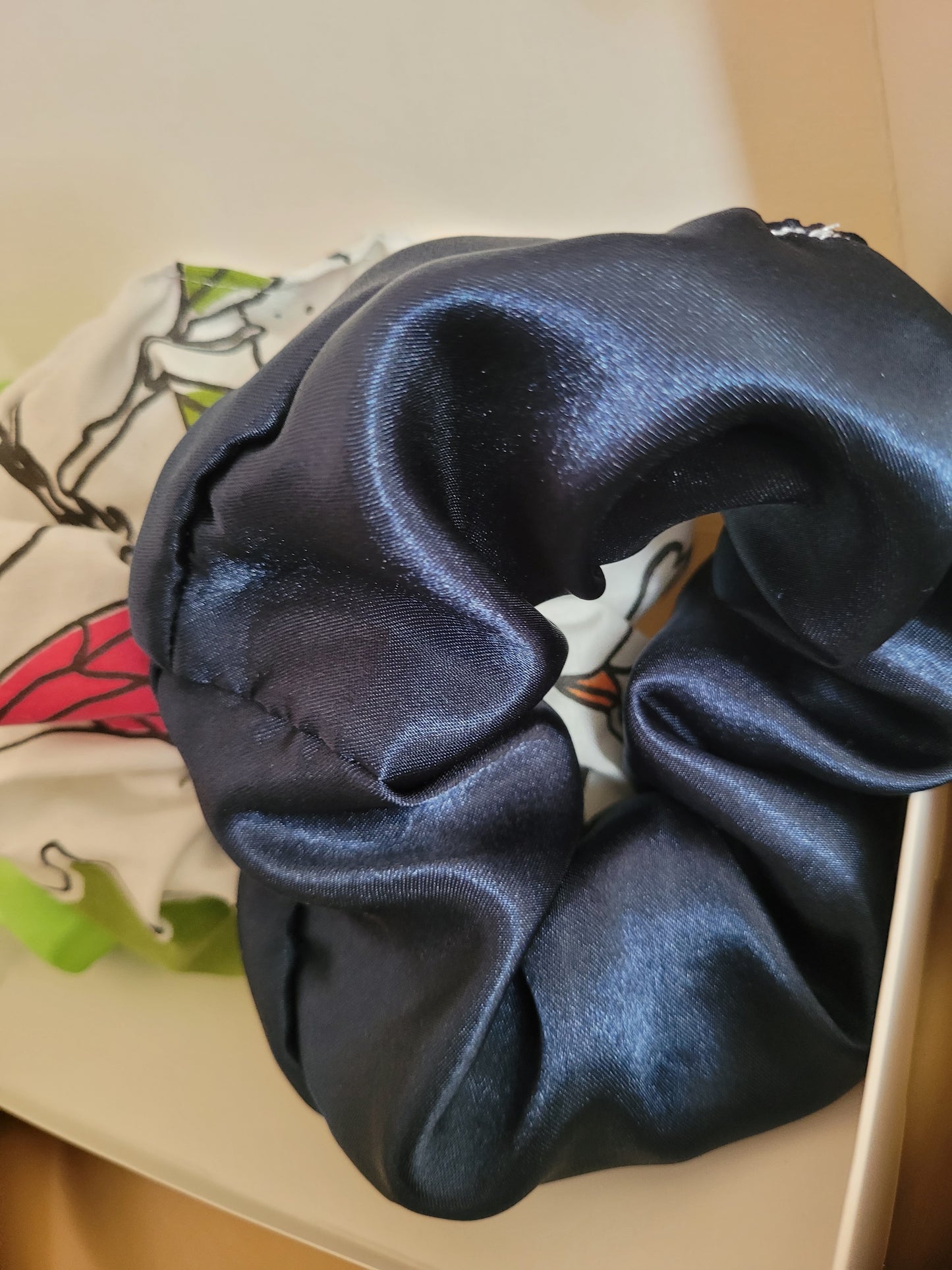 Chouchou bleu foncé satiné