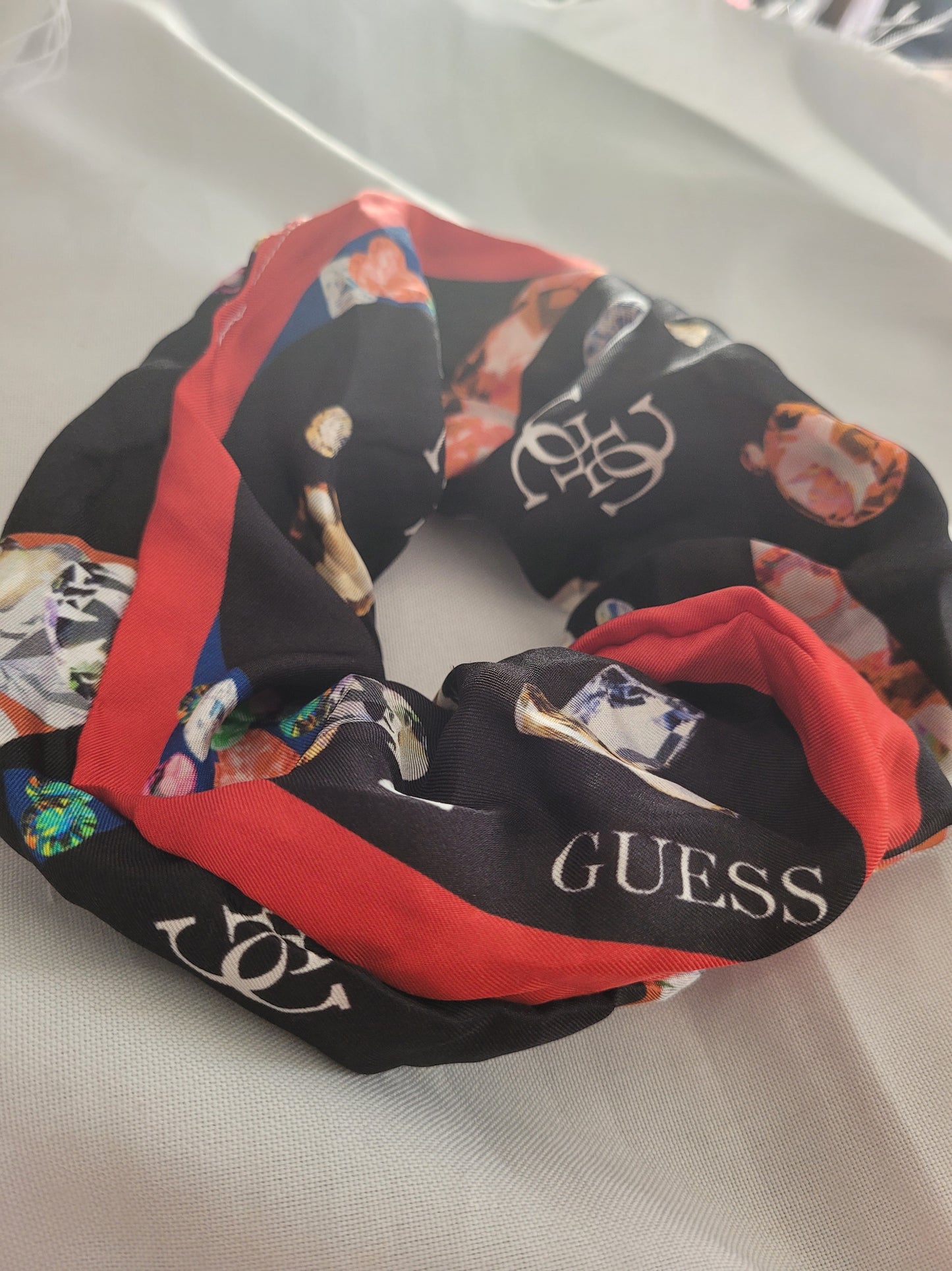 Chouchou Guess satiné