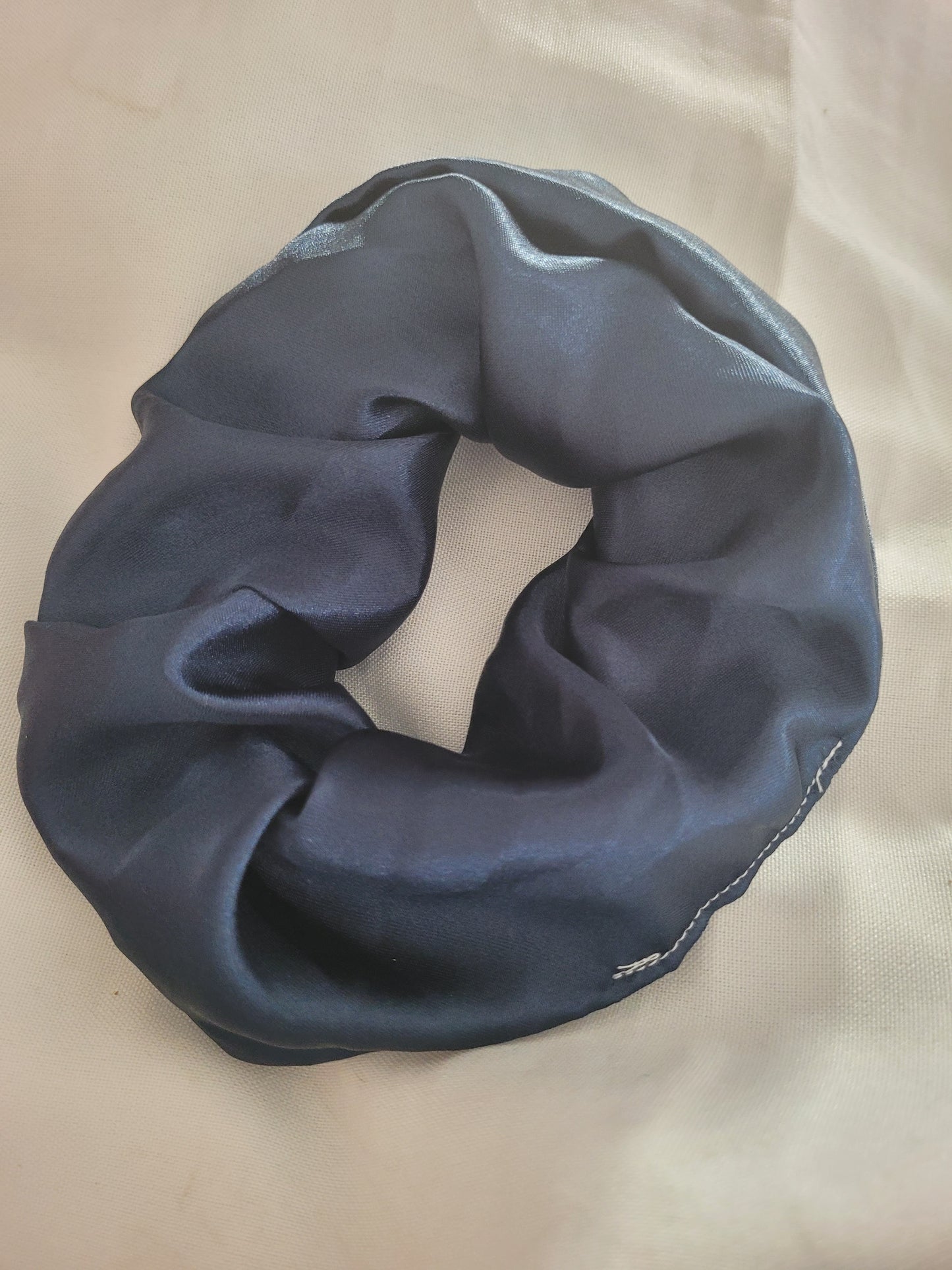 Chouchou bleu foncé satiné