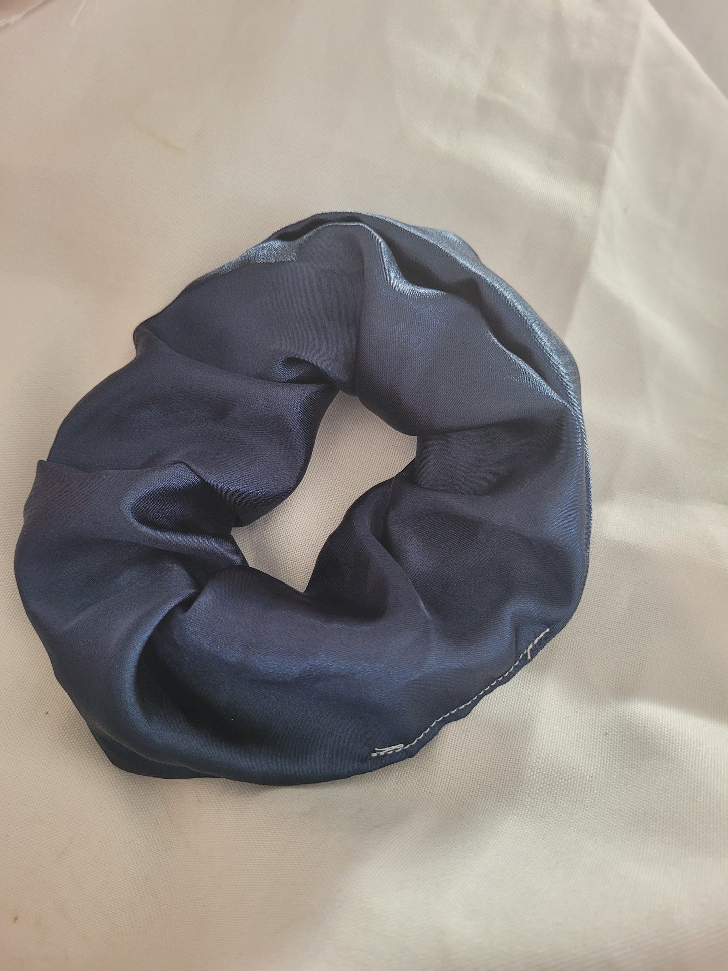 Chouchou bleu foncé satiné