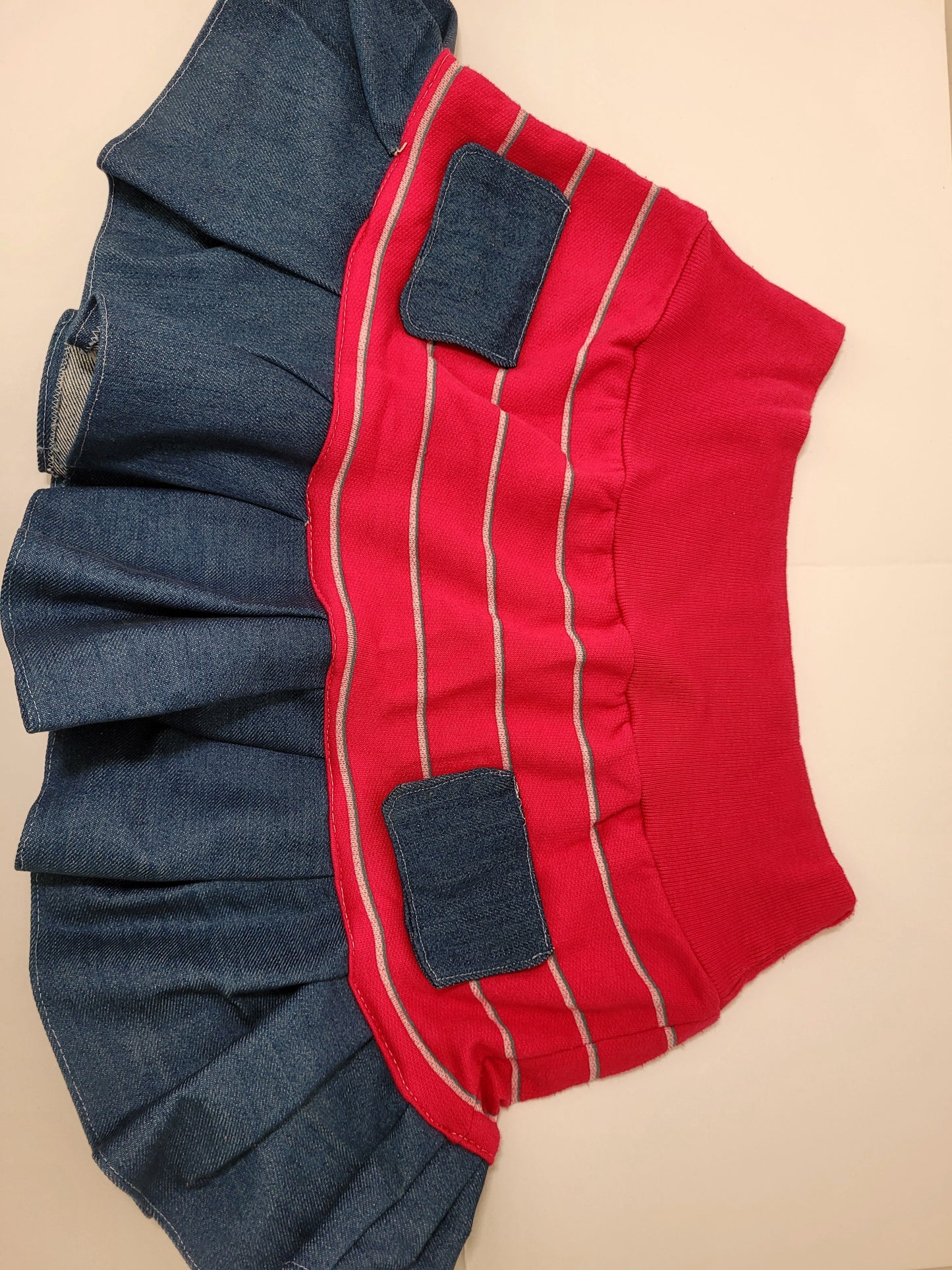 Jupe rose et jeans rayé