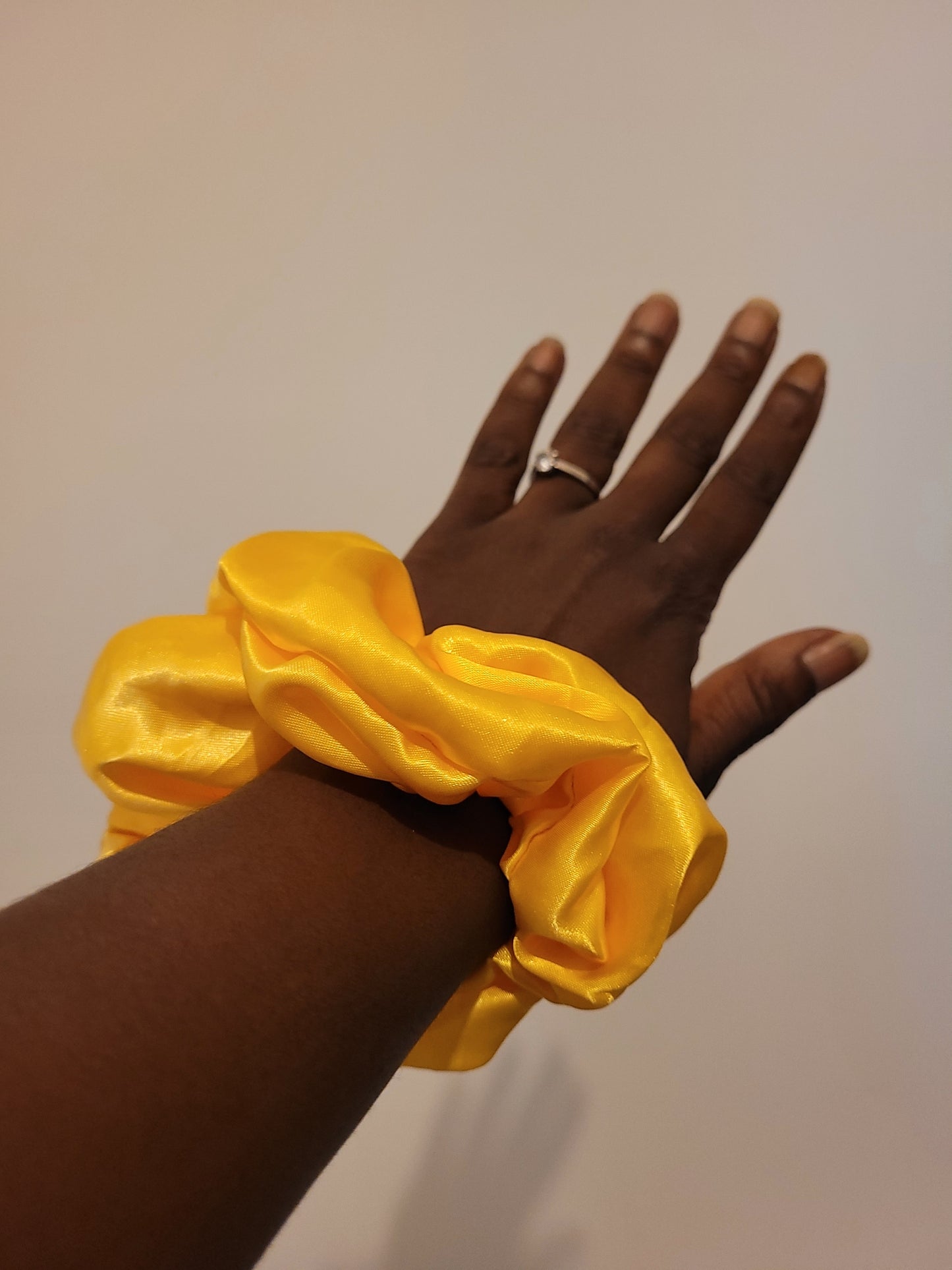Chouchou jaune satiné