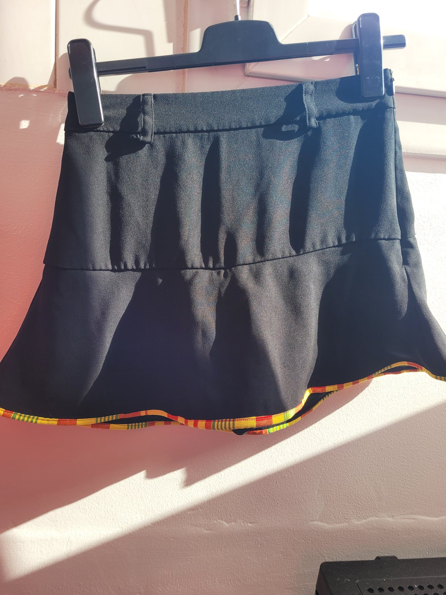 Jupe short noire et madras