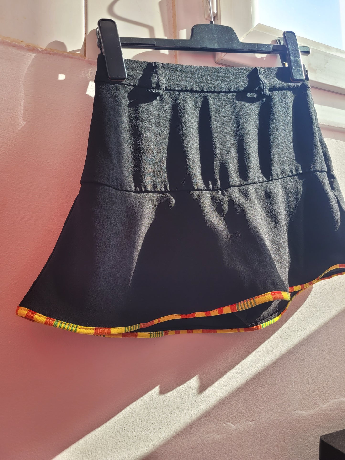 Jupe short noire et madras