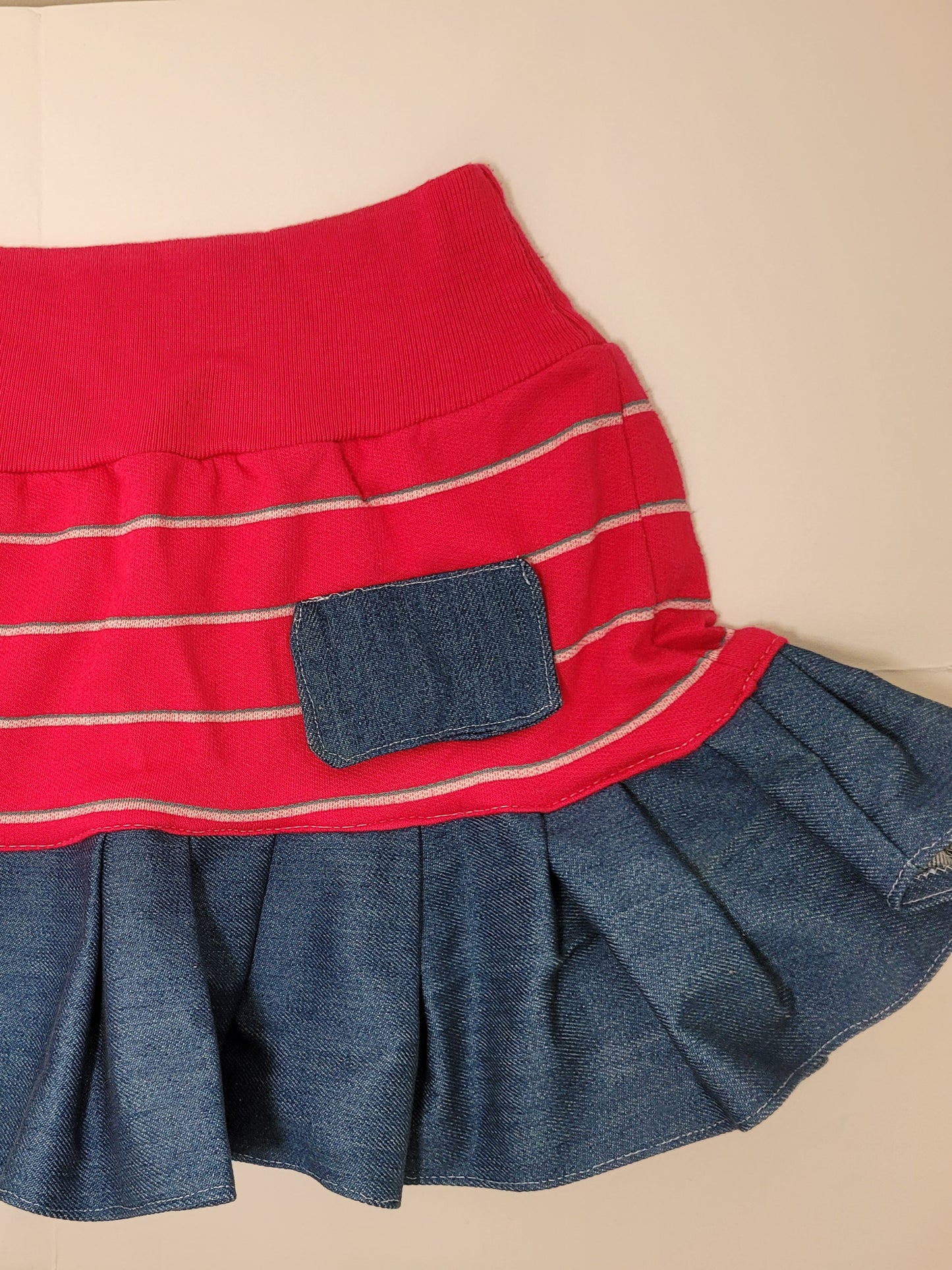 Jupe rose et jeans rayé