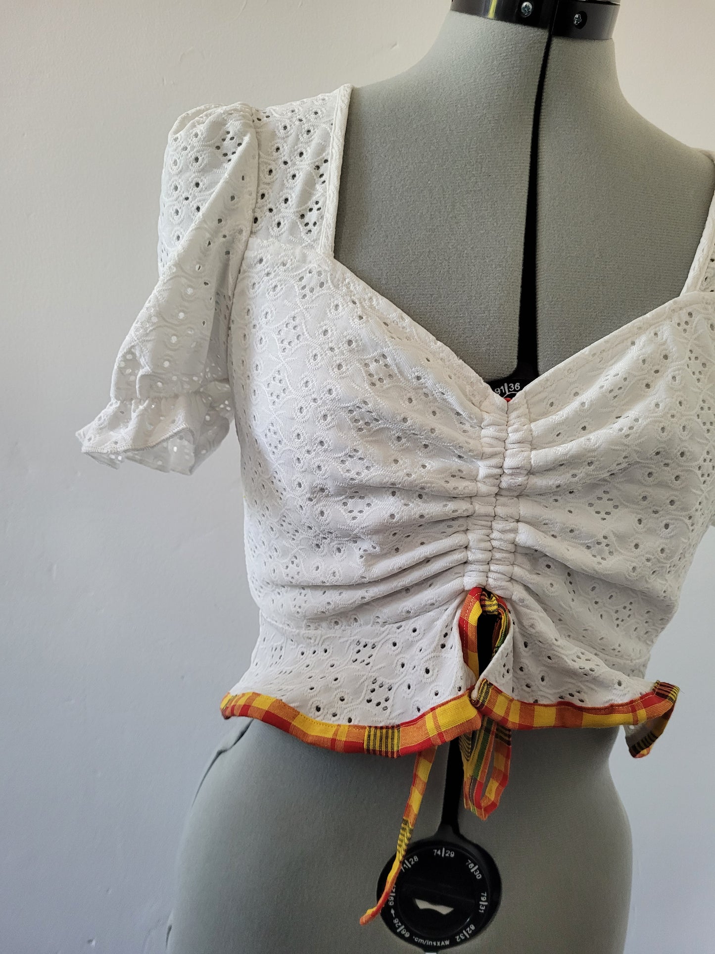 Top court madras et broderie